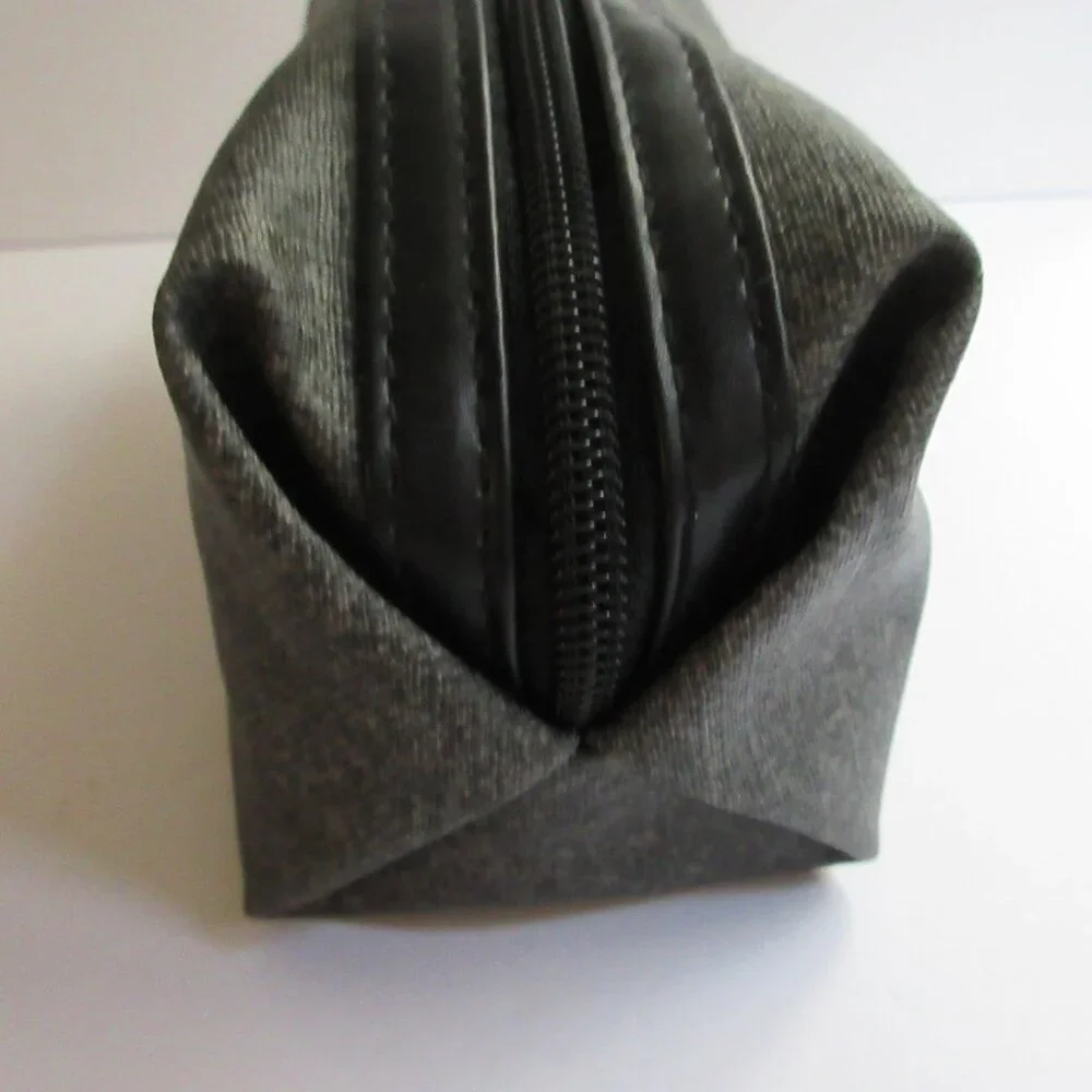TUMI Delta Air Travel Cosmetic Makeup Case Bag Eye Mask Gray Amenity Kit Zip Top
